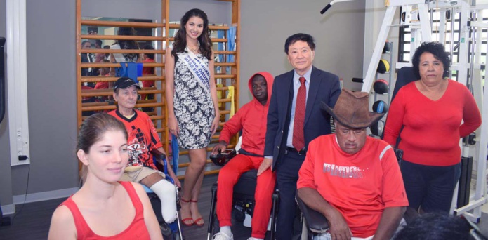 Ambre N'guyen et André Thien Ah Koon au milieu des patients de l'hôpital du Tampon Ambre N'guyen et André Thien Ah Koon au milieu des patients de l'hôpital du Tampon