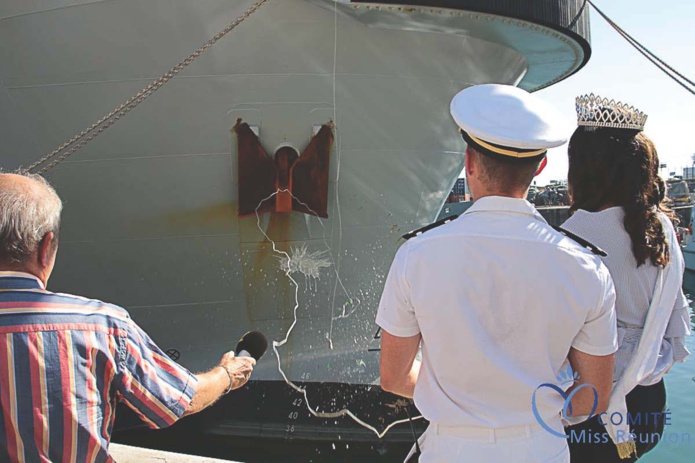 Miss Réunion a fait exploser la bouteille de champagne sur le bateau... Miss Réunion a fait exploser la bouteille de champagne sur le bateau...