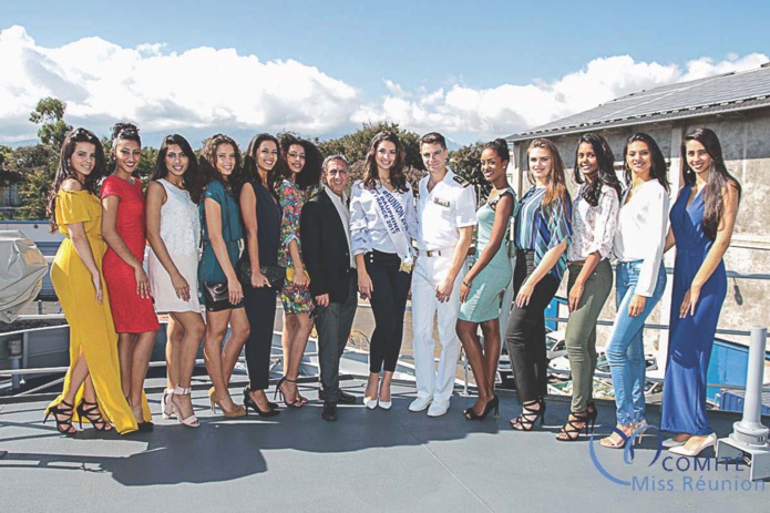 Les 11 candidates avec Aziz Patel, Ambre N'guyen et le pacha Jérémy Montastier Les 11 candidates avec Aziz Patel, Ambre N'guyen et le pacha Jérémy Montastier