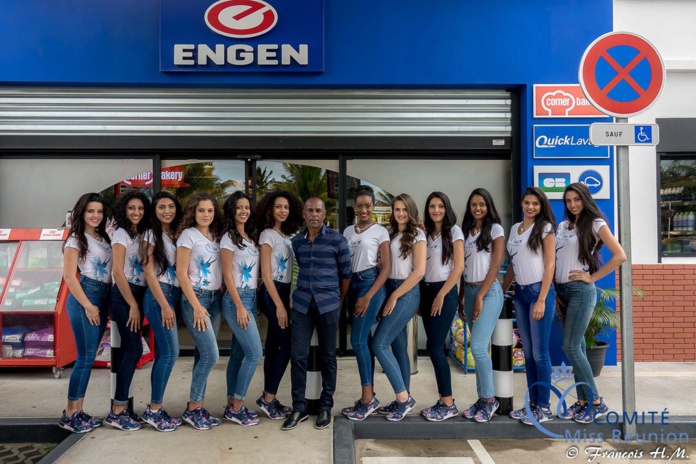 Avec le gérant de la station-service