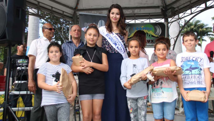 Avec les plus jeunes gagnants du concours Avec les plus jeunes gagnants du concours