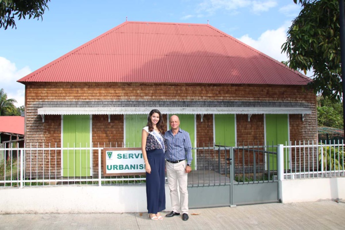 Ambre N'guyen et Patrick Bègue, adjoint au maire, devant la case créole du Service Urbanisme Ambre N'guyen et Patrick Bègue, adjoint au maire, devant la case créole du Service Urbanisme