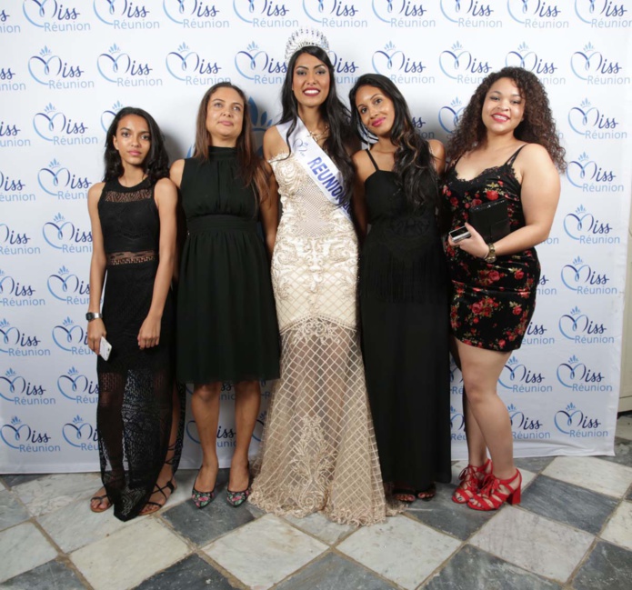 Audrey avec sa mère, sa soeur et ses amies Audrey avec sa mère, sa soeur et ses amies