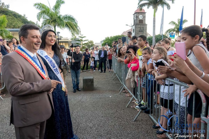 Beaucoup de monde sur le parvis de la mairie pour accueillir la Miss Réunion de Saint-Joseph Beaucoup de monde sur le parvis de la mairie pour accueillir la Miss Réunion de Saint-Joseph