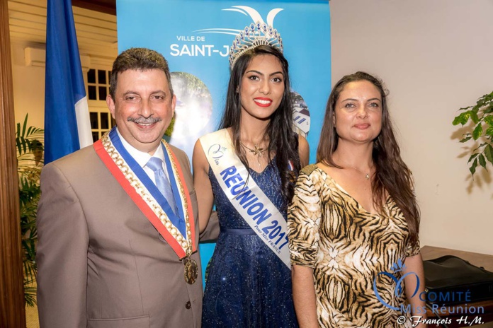 Le maire avec Audrey et sa maman Ericka