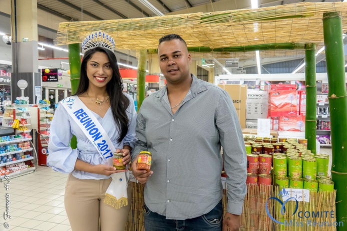Miss Réunion 2017 en dédicaces à l'Étang-Salé