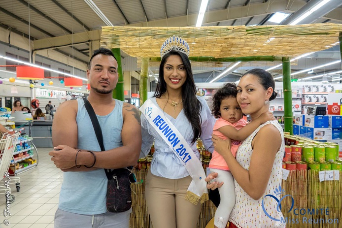 Miss Réunion 2017 en dédicaces à l'Étang-Salé