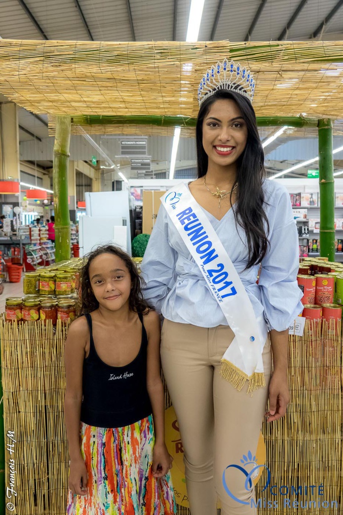 Miss Réunion 2017 en dédicaces à l'Étang-Salé