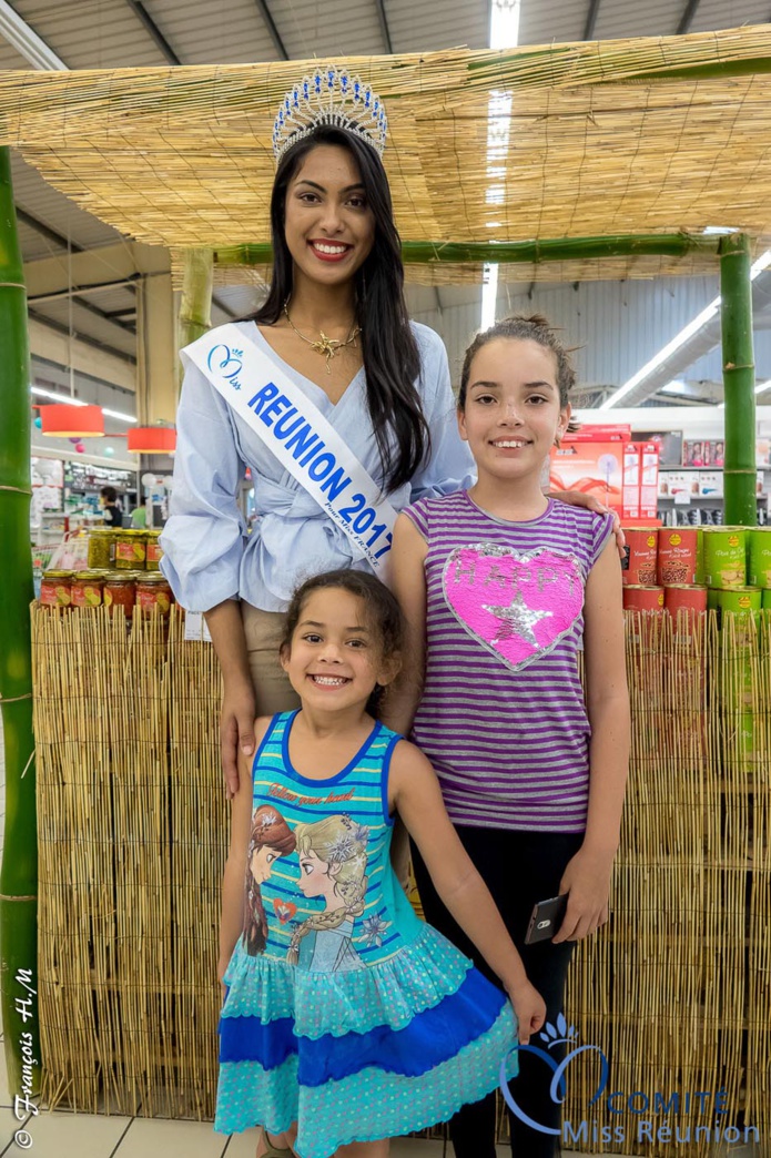 Miss Réunion 2017 en dédicaces à l'Étang-Salé