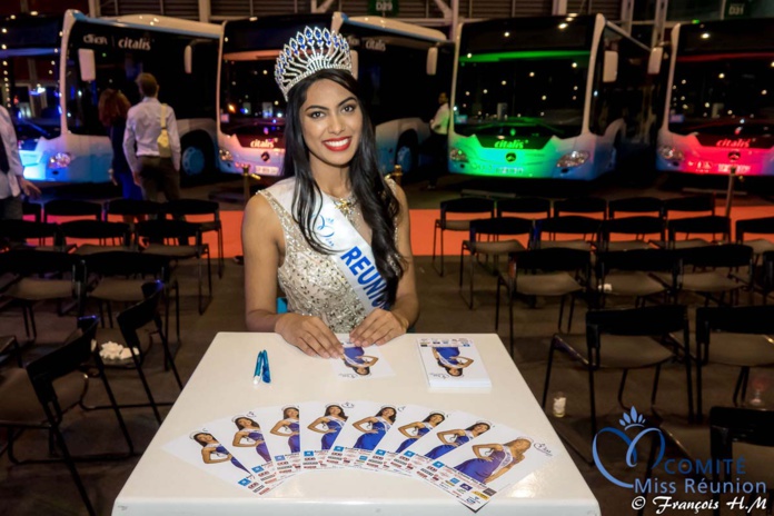 Séance de dédicaces pour Miss Réunion