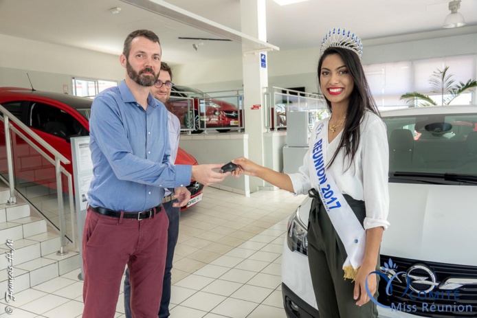 Jean-Pierre Passimourt remet la clé à Miss Réunion 2017