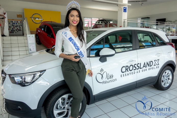 Très fière de sa nouvelle voiture... Très fière de sa nouvelle voiture...