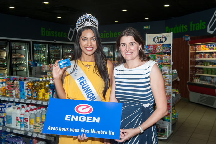 Engen Réunion lui a offert 1 000 euros de carburant, bon offert par Céline Prigent, directrice marketing Engen Réunion lui a offert 1 000 euros de carburant, bon offert par Céline Prigent, directrice marketing
