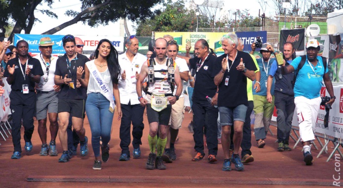 Miss Réunion accueille le dernier finisher du Grand Raid Miss Réunion accueille le dernier finisher du Grand Raid