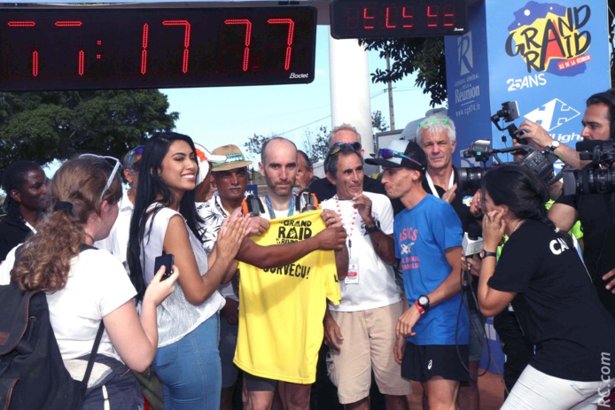 Miss Réunion accueille le dernier finisher du Grand Raid Miss Réunion accueille le dernier finisher du Grand Raid