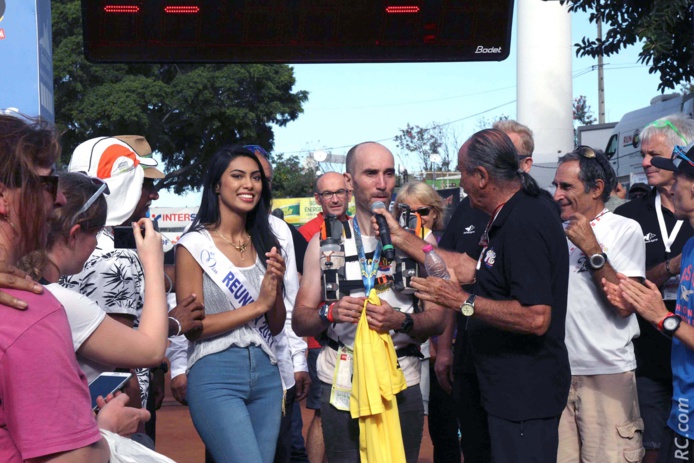 Miss Réunion accueille le dernier finisher du Grand Raid Miss Réunion accueille le dernier finisher du Grand Raid