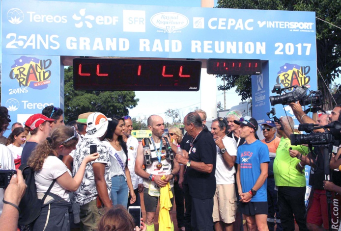 Miss Réunion accueille le dernier finisher du Grand Raid Miss Réunion accueille le dernier finisher du Grand Raid