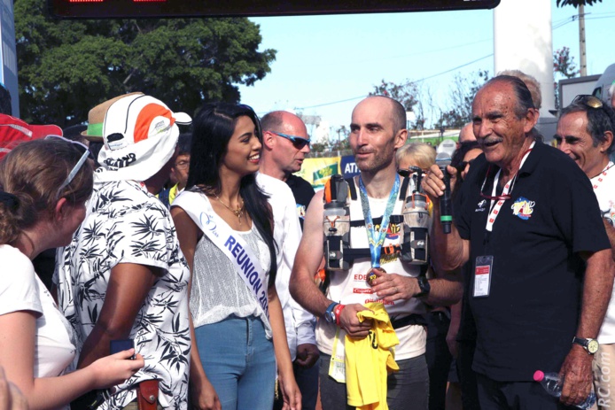 Miss Réunion accueille le dernier finisher du Grand Raid