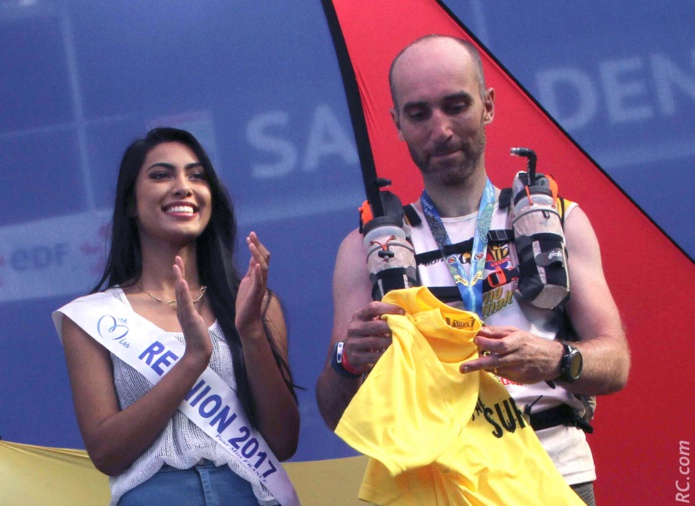 Miss Réunion accueille le dernier finisher du Grand Raid Miss Réunion accueille le dernier finisher du Grand Raid