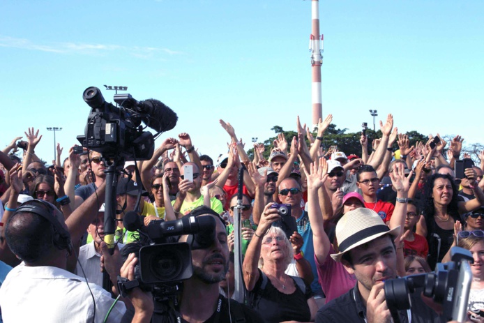 Miss Réunion accueille le dernier finisher du Grand Raid Miss Réunion accueille le dernier finisher du Grand Raid