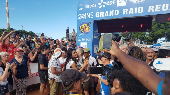 La bise de Miss Réunion évidemment à Willy Bortzmeyer... La bise de Miss Réunion évidemment à Willy Bortzmeyer...