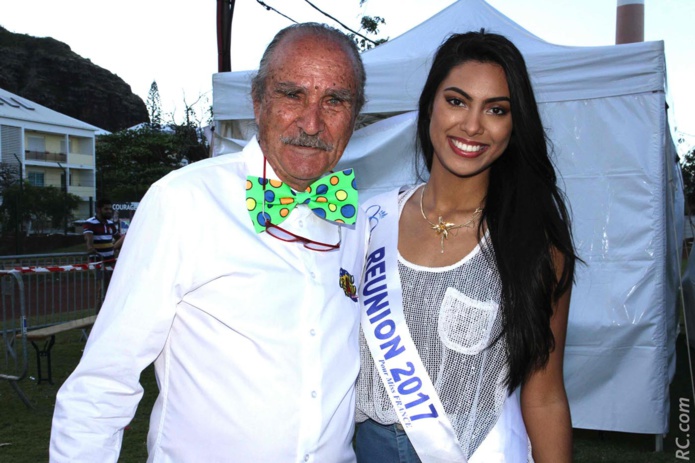 Robert Chicaud, le préssident de l'association Grand Raid, et la cravate de circonstance pour le 25ème anniversaire de l'épreuve, avec Miss Réunion Robert Chicaud, le préssident de l'association Grand Raid, et la cravate de circonstance pour le 25ème anniversaire de l'épreuve, avec Miss Réunion