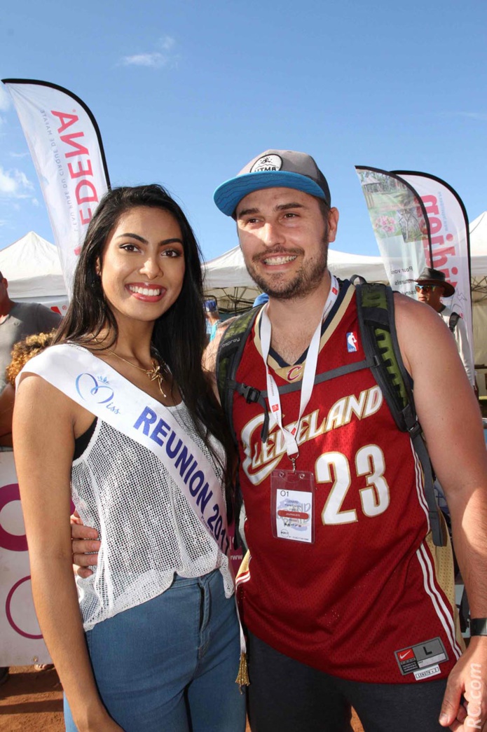 Miss Réunion accueille le dernier finisher du Grand Raid Miss Réunion accueille le dernier finisher du Grand Raid