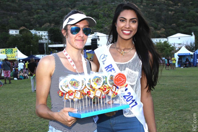 Miss Réunion accueille le dernier finisher du Grand Raid Miss Réunion accueille le dernier finisher du Grand Raid