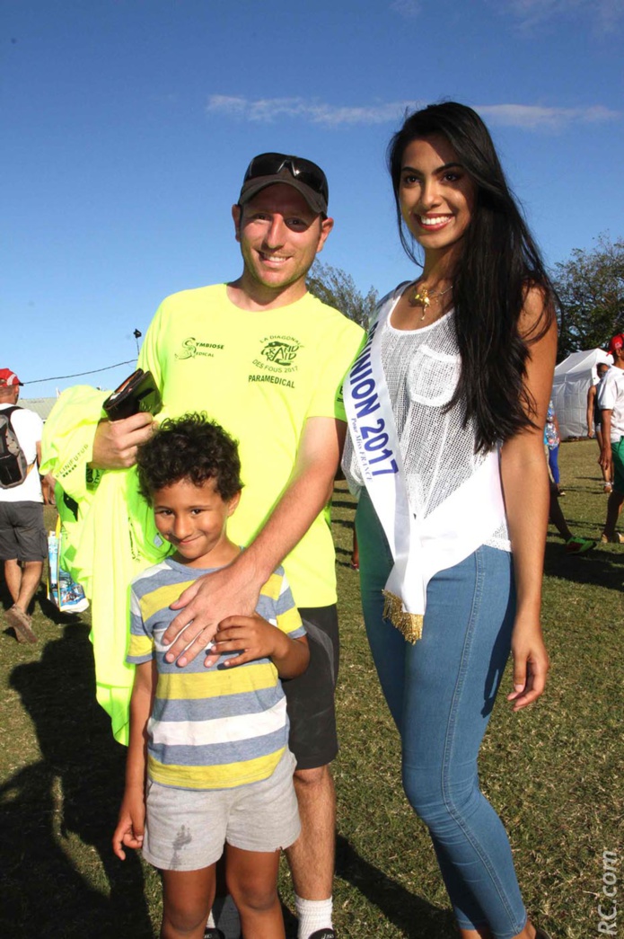 Miss Réunion accueille le dernier finisher du Grand Raid Miss Réunion accueille le dernier finisher du Grand Raid