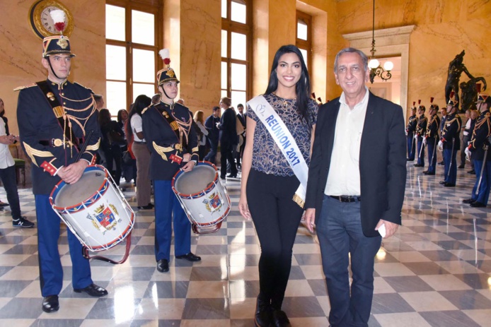 Miss Réunion à l'Assemblée Nationale, invitée par le député David Lorion