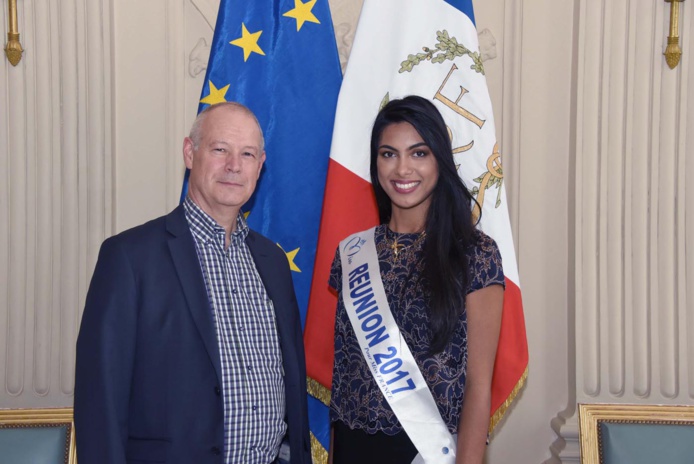 Avec Alain Fourniaud, fleuriste à l'Assemblée Nationale, qui compte de nombreux amis à La Réunion où il vient régulièrement Avec Alain Fourniaud, fleuriste à l'Assemblée Nationale, qui compte de nombreux amis à La Réunion où il vient régulièrement