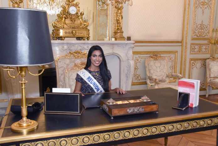 Assise à la place du président de l'Assemblée Nationale dans son bureau, fallait le faire, elle a pu le faire! Assise à la place du président de l'Assemblée Nationale dans son bureau, fallait le faire, elle a pu le faire!