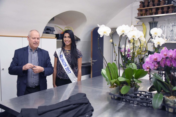 Alain Fourniaud lui a expliqué comment sont préparés les bouquets