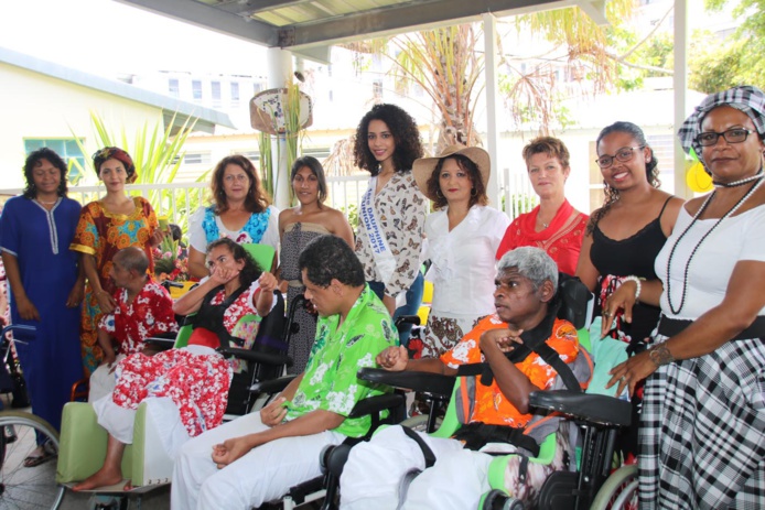 Avec quelques personnes handicapées et le personnel soignant