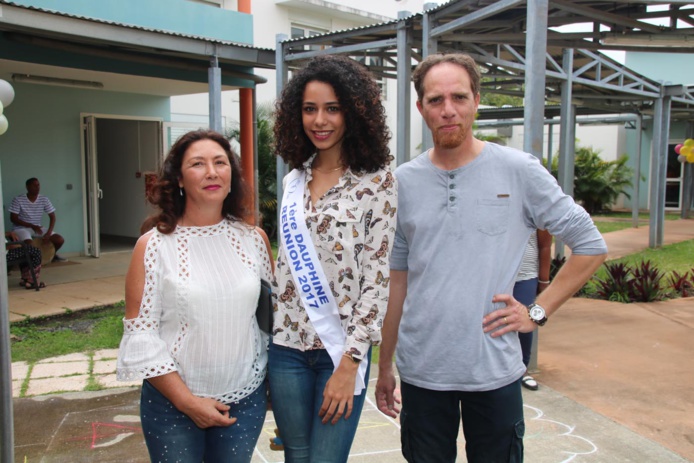 Lyna entourée de Marie-Claude et Sébastien, cadres de l'établissement