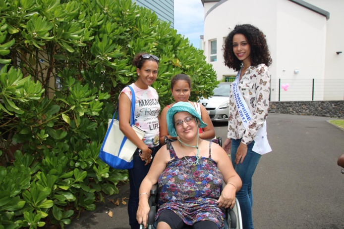 Lyna Boyer, 1ère dauphine, auprès des handicapés à Saint-Benoît