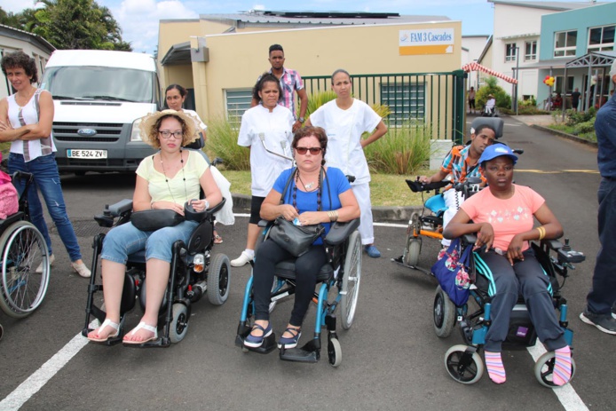 Lyna Boyer, 1ère dauphine, auprès des handicapés à Saint-Benoît