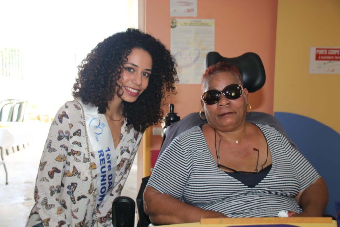 Lyna Boyer, 1ère dauphine, auprès des handicapés à Saint-Benoît