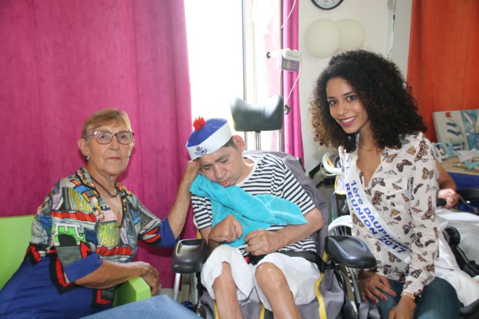 Lyna Boyer, 1ère dauphine, auprès des handicapés à Saint-Benoît