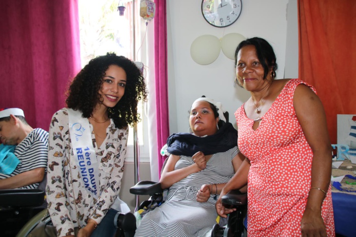 Lyna Boyer, 1ère dauphine, auprès des handicapés à Saint-Benoît