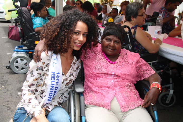 Lyna Boyer, 1ère dauphine, auprès des handicapés à Saint-Benoît Lyna Boyer, 1ère dauphine, auprès des handicapés à Saint-Benoît
