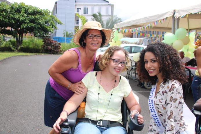 Lyna Boyer, 1ère dauphine, auprès des handicapés à Saint-Benoît