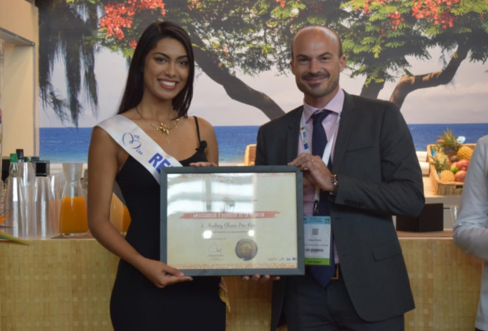 Miss Réunion a reçu son diplôme d'Ambassadrice des mains de Wily Ethève, directeur de l'IRT Miss Réunion a reçu son diplôme d'Ambassadrice des mains de Wily Ethève, directeur de l'IRT