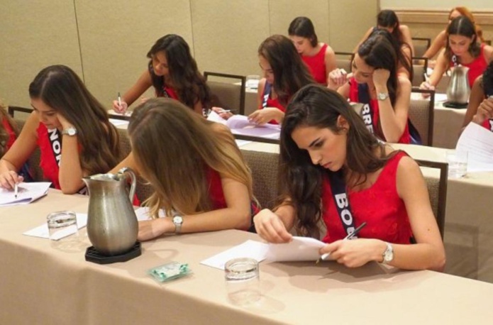 Les candidates en pleine concentration dans une salle de l'hôtel où elles logent à Palm Springs (photo TF1)