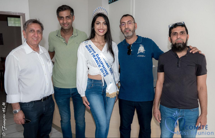 Aziz Patel et Miss Réunion avec les membres de l'Association des Commerçants de Saint-Paul Aziz Patel et Miss Réunion avec les membres de l'Association des Commerçants de Saint-Paul