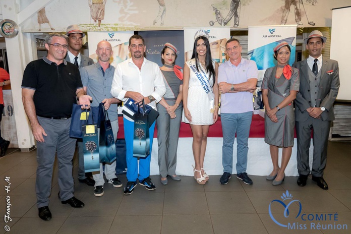 Avec quelques vainqueurs et le personnel d'Air Austral Avec quelques vainqueurs et le personnel d'Air Austral