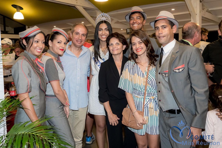 Audrey avec l'équipage d'Air Austral, Bobby de Freedom, son épouse Sylvie, championne de golf, et Stéphanie Bégert Audrey avec l'équipage d'Air Austral, Bobby de Freedom, son épouse Sylvie, championne de golf, et Stéphanie Bégert