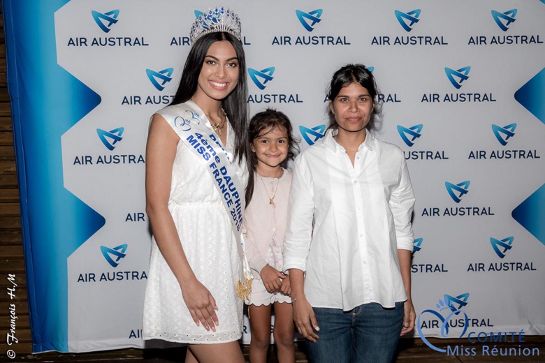 Avec Mohsina Akhoun, chargée Promotion Ventes et Partenariats Air Austral, et sa fille Avec Mohsina Akhoun, chargée Promotion Ventes et Partenariats Air Austral, et sa fille