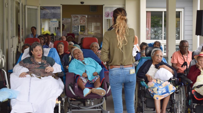 Audrey Chane Pao Kan visite les personnes âgées de l'USLD