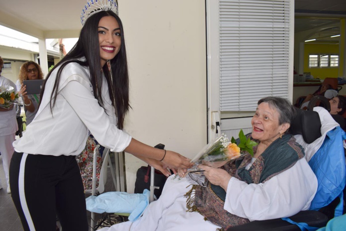 Audrey Chane Pao Kan visite les personnes âgées de l'USLD